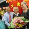 Ủy viên Bộ Chính trị, Bí thư Thành ủy TP.Hồ Chí Minh Lê Thanh Hải trao huy hiệu 70 năm tuổi Đảng tặng ông Trần Quốc Hương. (Nguồn: Báo Phụ Nữ Online)
