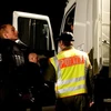 Cảnh sát kiểm tra một xe tải đi vào biên giới Đức-Ba Lan. (Nguồn: Deutsche Welle‎)