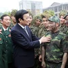 Chủ tịch nước thăm hỏi, động viên cán bộ, chiến sỹ Đoàn Đặc công 1 đang trong buổi tập luyện. (Ảnh: Nguyễn Khang/TTXVN)