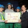 Phó Chủ tịch nước Nguyễn Thị Doan tặng quà cho công nhân Tổ môi trường số 8 - Chi nhánh Hai Bà Trưng. (Ảnh: Trọng Đức/TTXVN)
