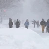 Người dân Boston (Mỹ) đi lại trong mưa bão tuyết (Nguồn: ft.com) 