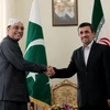 Tổng thống Iran Mahmoud Ahmadinejad (phải) có cuộc gặp với Tổng thống Pakistan Asif Ali Zardari (trái) đang trong chuyến thăm Iran. (Nguồn: THX/TTXVN)