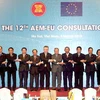 Các bộ trưởng kinh tế ASEAN và Cao ủy thương mại EU chụp ảnh chung. (Ảnh: Huy Hùng/TTXVN)