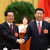 Nguyên Chủ tịch nước Trung Quốc Hồ Cẩm Đào (trái) chúc mừng ông Tập Cận Bình (phải) sau khi được bầu làm Chủ tịch nước Trung Quốc. (Nguồn: THX/TTXVN)