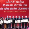 Bộ trưởng Bộ Văn hóa, Thể thao và Du lịch trao Bằng khen cho các cá nhân có nhiều đóng góp cho ngành Điện ảnh Cách mạng Việt Nam. (Ảnh: Minh Đức/TTXVN)