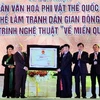 Phó Chủ tịch Quốc hội Uông Chu Lưu trao Bằng Di sản văn hóa phi vật thể Quốc gia cho nghề làm tranh Đông Hồ, Bắc Ninh. (Ảnh:Minh Đức/TTXVN)