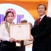 Ông Đinh Thế Huynh, Trưởng Ban Tuyên giáo Trung ương trao giải Nhất của giải thưởng sáng tạo Khoa học Công nghệ Việt Nam năm 2012. (Ảnh: Vũ Sinh/TTXVN)