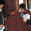 Tổng thống Bolivia tặng áo khoác thổ dân cho Messi 