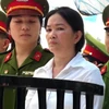 Bị cáo Dư Kim Liên (áo trắng) trong phiên tòa xét xử. (Ảnh: Trần Tình/Vietnam+)