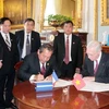 Chánh án Tòa án Nhân dân tối cao Việt Nam Trương Hòa Bình và Chánh án Tòa Phá án của Pháp Vincent Lamande ký thỏa thuận hợp tác. (Nguồn: Phân xã Paris)