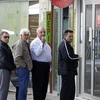 Người dân xếp hàng chờ được rút tiền ở một chi nhành ngân hàng tại Nicosia, Cộng hòa Síp. (Nguồn: Reuters)