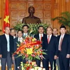 Phó Thủ tướng Nguyễn Xuân Phúc chụp ảnh chung với Đoàn đại biểu Ban Trị sự Hội Truyền giáo Cơ đốc Việt Nam. (Ảnh: Nguyễn Dân/TTXVN)