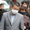 Người dân đeo khẩu trang phòng chống virus cúm gia cầm H7N9 tại Thượng Hải ngày 22/4 . (Nguồn: AFP/TTXVN)