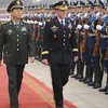 Tổng tham mưu trưởng PLA Phòng Phong Huy (phải) và Chủ tịch Hội đồng tham mưu trưởng liên quân Mỹ Martin Dempsey duyệt đội danh dự quân đội Trung Quốc. (Nguồn: Xinhua)