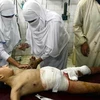 Một em bé bị thương trong một vụ đánh bom tại thành phố cảng Karachi ngày 27/4, được điều trị tại bệnh viện. (Nguồn: THX/TTXVN)
