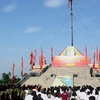 Lễ thượng cờ trên Kỳ đài Hiền Lương. (Ảnh: Hồ Cầu/TTXVN)