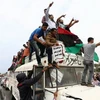 Những người ủng hộ luật cấm tham gia chính trị với cựu quan chức chế độ cũ xuống đường tuần hành ở thủ đô Tripoli, Libya ngày 5/5. (Nguồn: AFP)