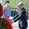 Tổng thống Nga Vladimir Putin đặt hoa tại Mộ Chiến sỹ vô danh ở thủ đô Mátxcơva ngày 8/5. (Nguồn: THX/TTXVN)