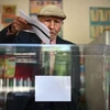 Một cử tri Bungari đi bỏ phiếu trong cuộc tổng tuyển cử trước thời hạn.ở Sofia. (Nguồn: AFP/TTXVN)