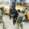 Chiến sỹ Đoàn Đặc công 113 thực hiện bài tập chống khủng bố, giải thoát con tin trên xe ôtô. (Ảnh: Lâm Khánh/TTXVN)