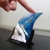 Phác họa màn hình OLED 5-inch có đặc tính uốn dẻo và không thể vỡ của LG. (Nguồn: engadget.com)