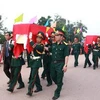 Đón nhận hài cốt liệt sỹ tại Cửa khẩu quốc tế Lao Bảo, huyện Hướng Hóa, tỉnh Quảng Trị. (Ảnh: Hồ Cầu/TTXVN)