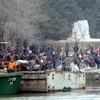 Người dân Triều Tiên ở bến sông Yalu thuộc thị trấn Sinuiju gần biên giới với Trung Quốc, ngày 31/3. (Nguồn: AFP/TTXVN)