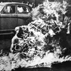 Bồ tát Thích Quảng Đức tẩm dầu tự thiêu trên đường phố Sài Gòn để phản đối chính quyền Mỹ-Diệm đàn áp Phật giáo. (Ảnh tư liệu TTXVN phát)