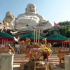 Tượng Phật Di Lặc lớn nhất trên đỉnh núi ở châu Á. (Ảnh: Vương Thoại Trung/TTXVN)