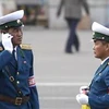 Một sỹ quan cảnh sát Triều Tiên (trái) sử dụng điện thoại di động ở Bình Nhưỡng. (Nguồn: Reuters)