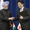 Thủ tướng Nhật Bản Shinzo Abe (phải) và Thủ tướng Ấn Độ Manmohan Singh sau khi ký tuyên bố chung. (Nguồn: Kyodo/TTXVN)