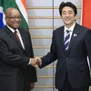 Tổng thống Nam Phi Jacob Zuma (trái) gặp Thủ tướng Nhật Bản Shinzo Abe ở Tokyo, ngày 4/6. (Nguồn: Kyodo)