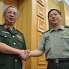 Thứ trưởng Quốc phòng Việt Nam Nguyễn Chí Vịnh và Phó Tổng tham mưu trưởng Trung Quốc Thích Kiến Quốc trước cuộc Đối thoại. (Ảnh: Hải Yến/TTXVN)