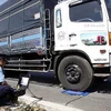 Thanh tra giao thông TPHCM kiểm tra một xe tải chở hàng, phát hiện xe chở quá tải 4 tấn hàng. (Ảnh: Hoàng Hải/TTXVN)