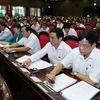 Đại biểu Quốc hội ấn nút biểu quyết Nghị quyết phê chuẩn quyết toán ngân sách nhà nước năm 2011. (Ảnh: Lâm Khánh/TTXVN)