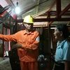 Công nhân điện lực Lai Châu hướng dẫn người dân Mường Tè sử dụng điện trong dự án dùng vốn vay của ADB. (Ảnh: Ngọc Hà/ TTXVN)