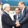 Phó Thủ tướng Thái Lan Yokol Limlemthong đón Tổng Bí thư Nguyễn Phú Trọng tại sân bay Don Muang. (Ảnh: Trí Dũng/TTXVN)