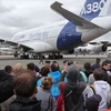 Khách tham quan máy bay Airbus A380 ở triển lãm Le Bourget. (Nguồn: AP)