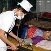 Khám chữa bệnh cho đồng bào dân tộc thiểu số tại Bệnh viện đa khoa huyện Kim Bôi, Hòa Binh. (Ảnh: Nguyễn Thủy/TTXVN)