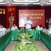 Phó Thủ tướng Nguyễn Thiện Nhân làm việc với Ban lãnh đạo nhà trường. (Ảnh: Minh Quyết/TTXVN)