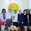 Chủ tịch Liên hiệp các tổ chức hữu nghị Việt Nam Vũ Xuân Hồng và Tổng Bí thư Đảng Tái lập Cộng sản Italy Paolo Ferrero chụp ảnh chung với các đại biểu. (Ảnh: An Đăng/TTXVN)