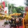 Dâng hương tưởng nhớ Bồ tát Thích Quảng Đức, tại thành phố Nha Trang, Khánh Hòa. (Ảnh: Tiên Minh/TTXVN)