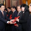 Chủ tịch nước Trương Tấn Sang trao Quyết định bổ nhiệm Thẩm phán Tòa án Nhân dân Tối cao cho các cán bộ của ngành tòa án. (Ảnh: Nguyễn Khang/TTXVN)