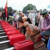 Các đại biểu dân, quân, chính, Đảng tỉnh An Giang và Quân khu 9 làm lễ cải táng liệt sỹ. (Ảnh: Vương Thoại Trung/TTXVN)
