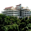 Cung điện Vương quốc Champasak xưa nay là một khách sạn, điểm tham quan thu hút nhiều khách du lịch. (Ảnh: Hoàng Chương/Vietnam+)