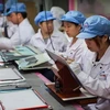 Công nhân sản xuất thiết bị của Apple ở một nhà máy tại Trung Quốc. (Nguồn: techinasia.com)