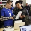 Nhân viên bán lẻ của Apple tư vấn bán hàng cho khách hàng ở một cửa hàng bán lẻ của hãng tại Mỹ. (Nguồn: media.idownloadblog.com)