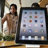 Khách tham quan mẫu iPad 2 tại trụ sở nhà mạng KT của Hàn Quốc. (Nguồn: Reuters)
