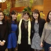Bà Nguyễn Thị Thu Hương (giữa) với các lưu học sinh Việt Nam tại Anh. (Nguồn: Ảnh do nhân vật cung cấp)