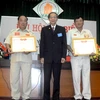 Thiếu tướng Trần Xuân Thu, Phó Chủ tịch kiêm Tổng thư ký Hội nạn nhân chất độc da cam Việt Nam (đứng giữa) trao bằng khen cho các cá nhân xuất sắc (Nguồn: VAVA)